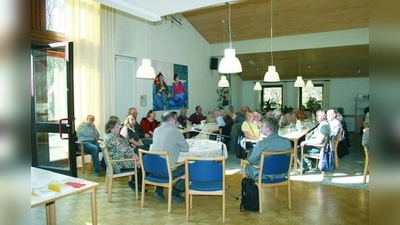 Weit über 60 interessierte Besucher lauschten dem Vortrag von Franz Petzenhauser vom Sozialbürgerhaus Laim. (Foto: Stefanie Junggunst)