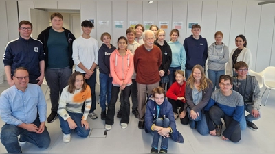Schülerinnen und Schüler aus den Klassen 7 bis 10 der Montessori-Schule mit Ernst Grube (m.), Schulleiter Christian Albrecht (l. kniend), sowie den beiden Pädagogen und Leitern der Gruppe „Schule ohne Rassismus” Johannes Riedlberger (links außen stehend) und Steffi Schlappinger (kniend, 3.v.r.). (Foto: © Aktion Sonnenschein)