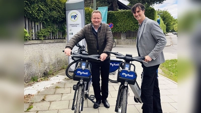 Bürgermeister Peter Köstler (l.) und Malte Hasselkus (Leiter Stabstelle Mobilität) an der „MyRadl”-Fahrradleihstation am Bahnhof Lochham. (Foto: Birgit Doll)