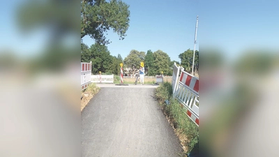 Die Querung für Radler und Fußgänger an der Baustelle für die Radlunterführung.	 (Foto: Boschert)