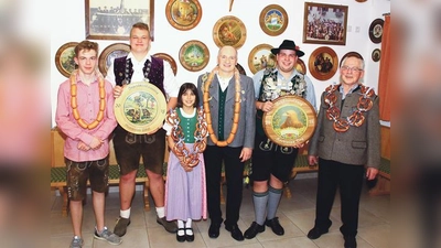 Die neuen Repräsentanten der Hubertusschützen Eglharting in voller Montur.  	 (Foto: Hubertusschützen)