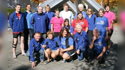 Gute Laune herrschte bei den jüngeren und älteren Masterschwimmern aus den Reihen der SSG Neptun Germering und ihren Trainern, nachdem sie bei ihrer ersten Teilnahme an den Deutschen Mannschaftsmeisterschaften bayernweit auf dem sechsten Platz gelandet waren. (Foto: SSG Neptun Germering)
