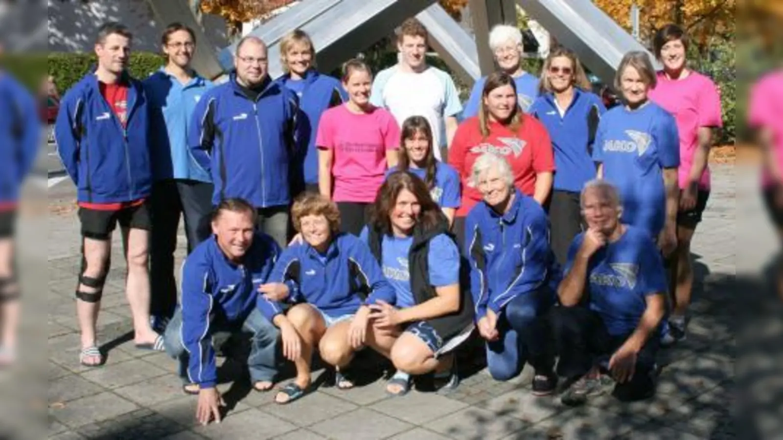Gute Laune herrschte bei den jüngeren und älteren Masterschwimmern aus den Reihen der SSG Neptun Germering und ihren Trainern, nachdem sie bei ihrer ersten Teilnahme an den Deutschen Mannschaftsmeisterschaften bayernweit auf dem sechsten Platz gelandet waren. (Foto: SSG Neptun Germering)