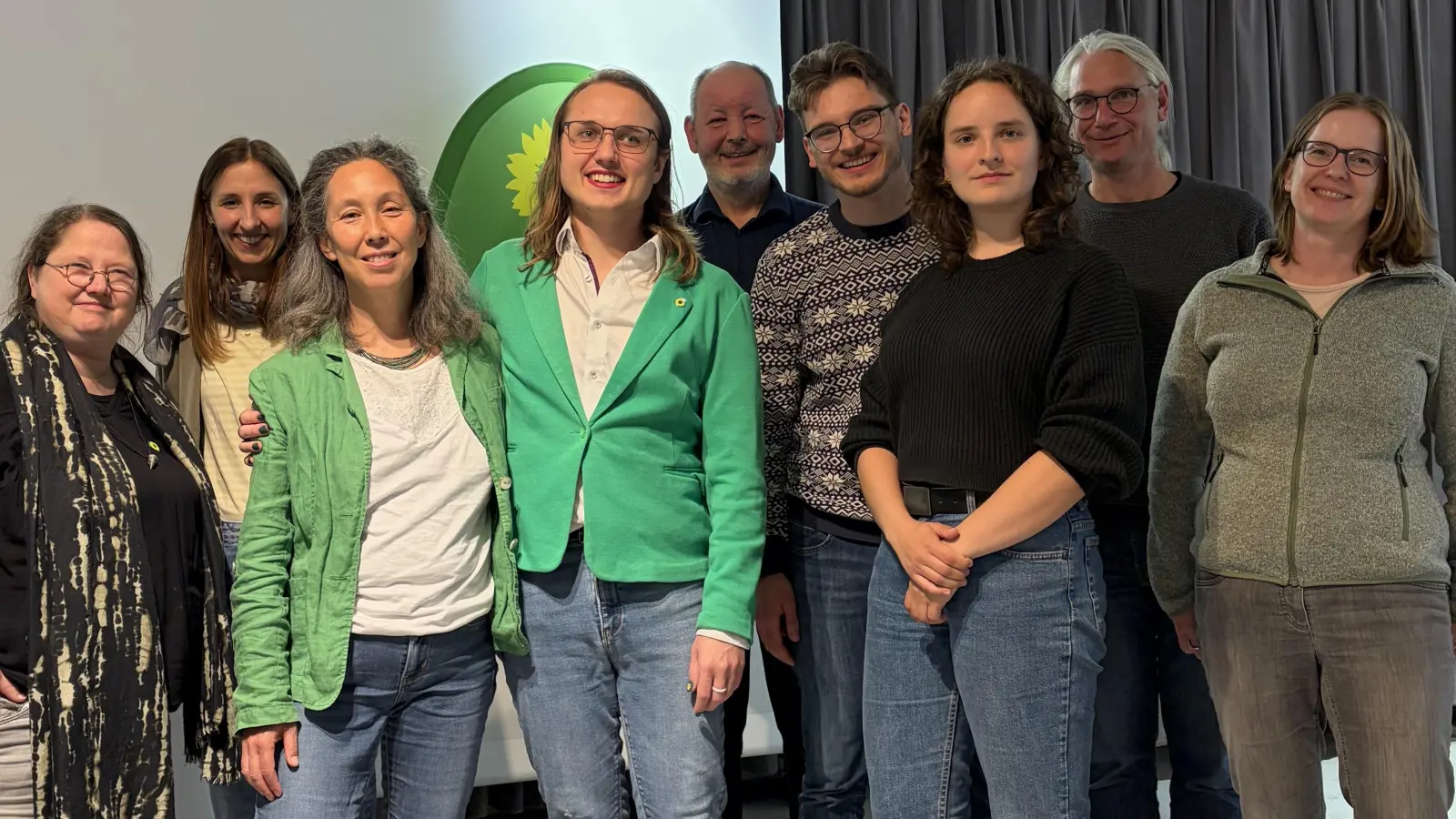 Der neugewählte Vorstand von Bündnis 90/Die Grünen Pasing-Aubing (v.l.): Anja Callam, Katharina Derwell, Suny Kim, Vik Spanier, Horst Kunz, Tobias Eberle, Antonia Messerschmitt, Gerald Zehetbauer und Nicole Behrens. (Foto: Julia Post)