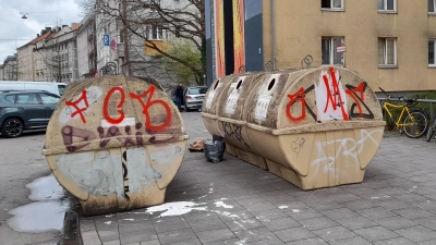Ausgelaufene Farbe, besprühte und verschmutzte Container und Unrat um die Behälter herum, sind an der Wertstoffinsel an der Ecke Bergmannstraße/Westendstraße keine Ausnahme. (Foto: kö)