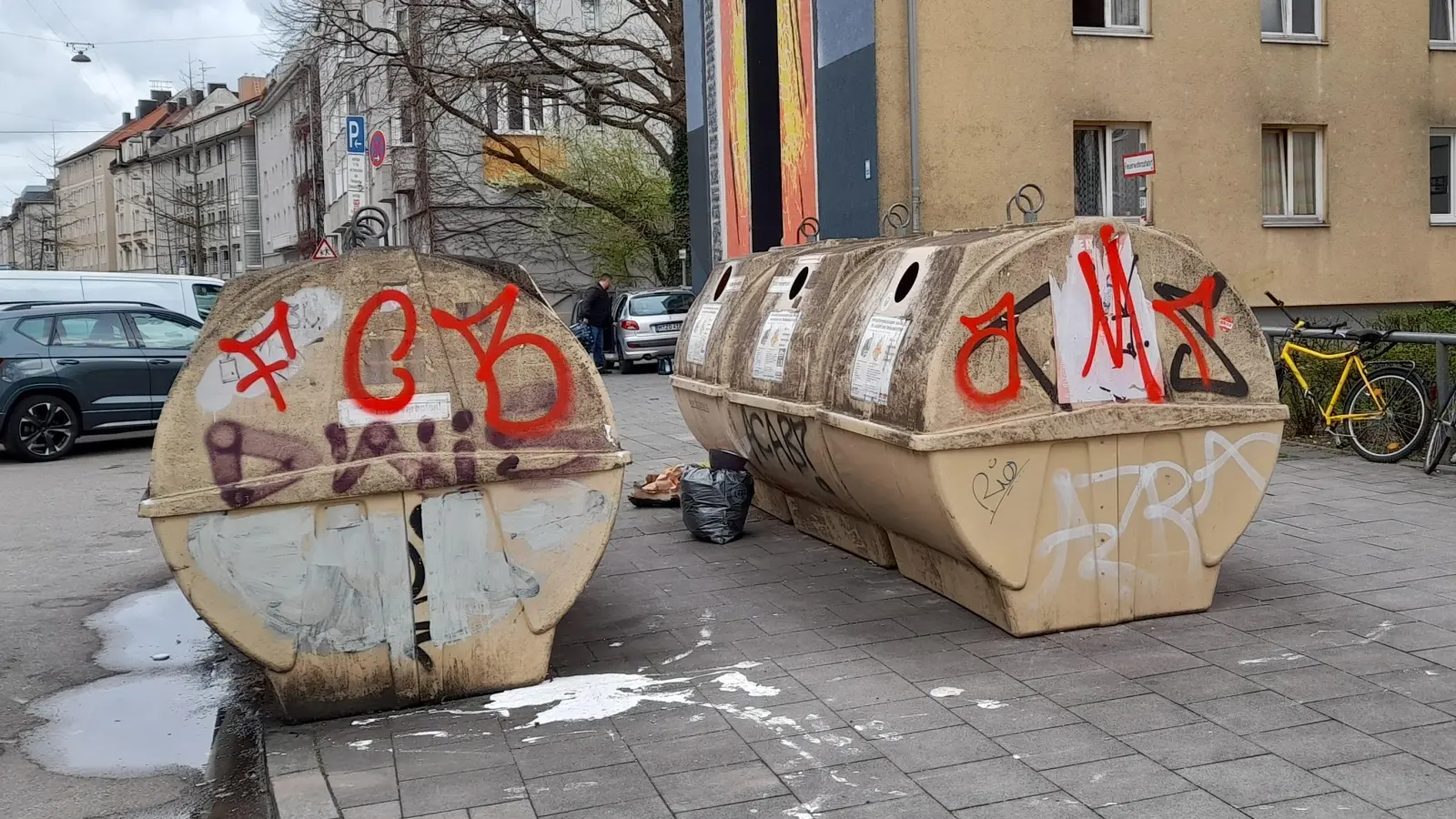 Ausgelaufene Farbe, besprühte und verschmutzte Container und Unrat um die Behälter herum, sind an der Wertstoffinsel an der Ecke Bergmannstraße/Westendstraße keine Ausnahme. (Foto: kö)