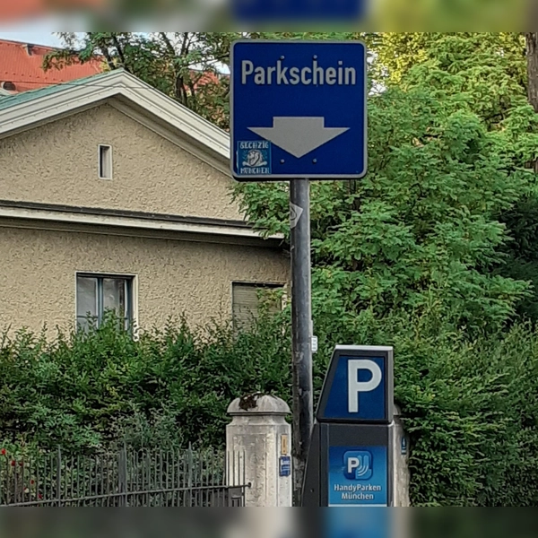 Den Kauf eines Parkscheins kann man sich nun meist sparen: Drei Stunden kostenloses Parken ist für alle elektrisch betriebenen Kfz auf öffentlichen Parkplätzen möglich. (F.: mha)