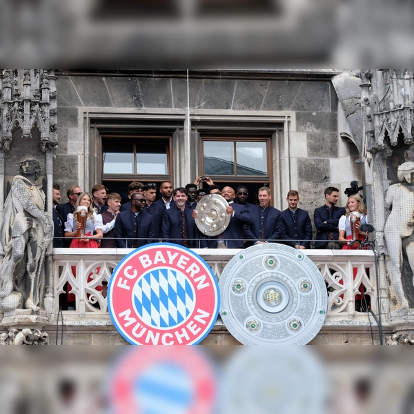 Großen Jubel gab es bei den Fans, als die Herrenmannschaft des FC Bayern die Meisterschale auf dem Rathausbalkon präsentierte.  (Foto: R. Bösl)