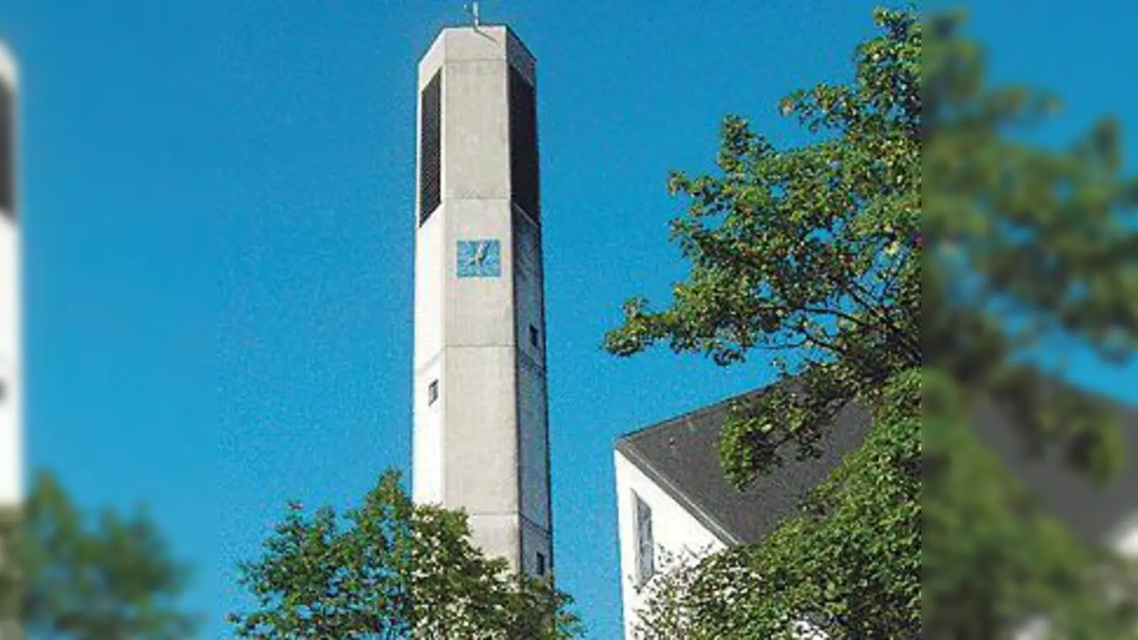 Der Turm der Immanuelkirche in Denning. Sie wurde 1966 erbaut. 	 (Foto: Dietlind Pedarnig/ 	Wikimedia Commons)