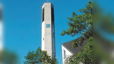 Der Turm der Immanuelkirche in Denning. Sie wurde 1966 erbaut. 	 (Foto: Dietlind Pedarnig/ 	Wikimedia Commons)