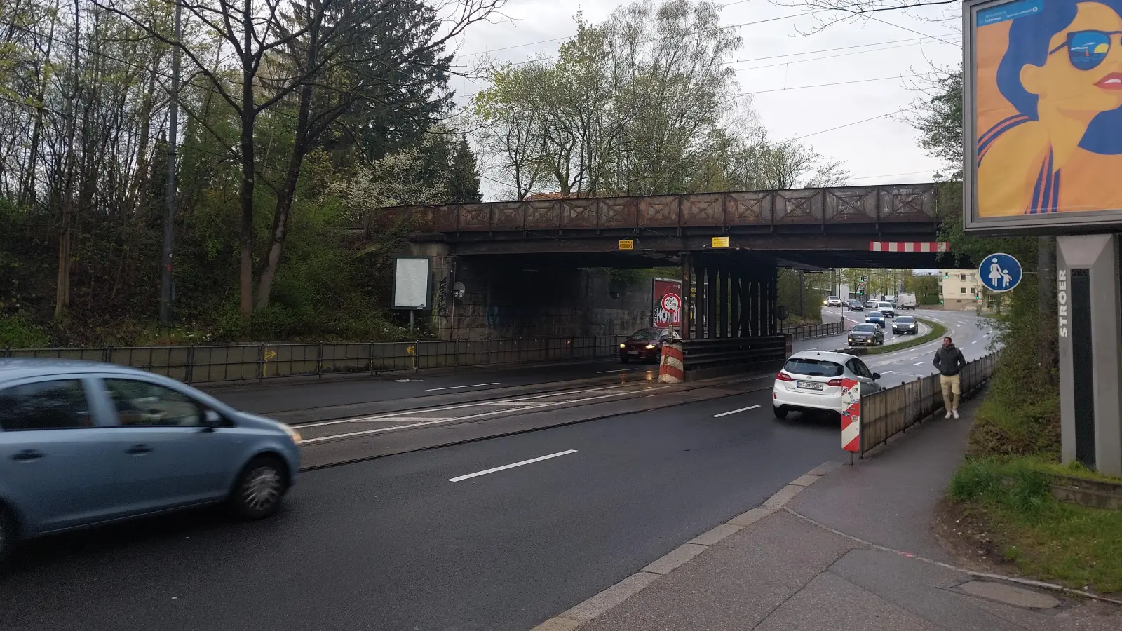 In der Chiemgaustraße gilt im Bereich der Bahnunterführung ab sofort in Fahrtrichtung Osten Tempo 30. (Foto: bas)