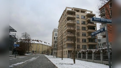 Die Bewohner der Häuser in der Ben-Chorin-Straße kommen nicht zur Ruhe: In der Jugendfreizeitstätte  „IG Feuerwache”  (links) wird „rund um die Uhr” gefeiert. (Foto: tg)
