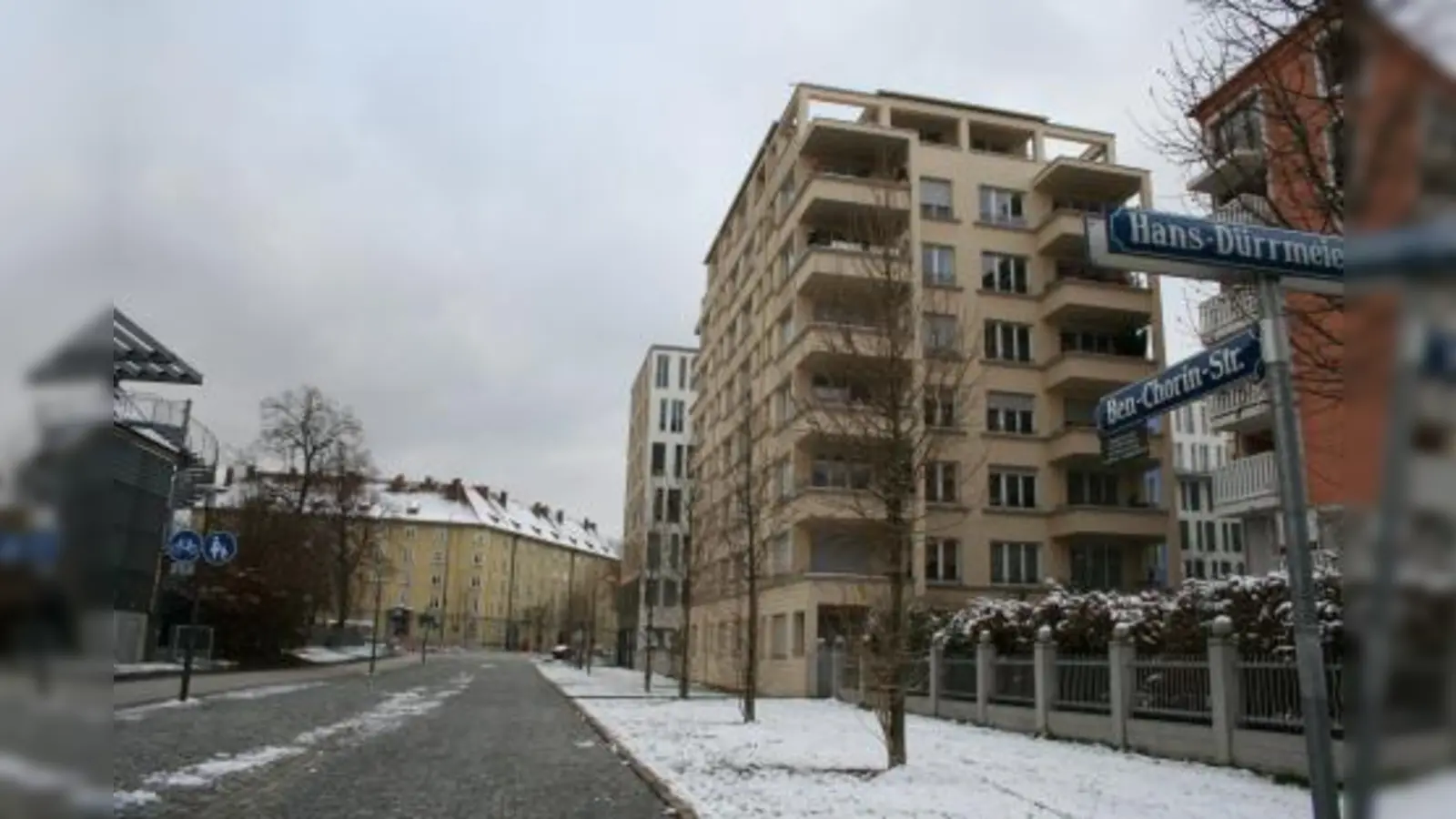 Die Bewohner der Häuser in der Ben-Chorin-Straße kommen nicht zur Ruhe: In der Jugendfreizeitstätte  „IG Feuerwache”  (links) wird „rund um die Uhr” gefeiert. (Foto: tg)