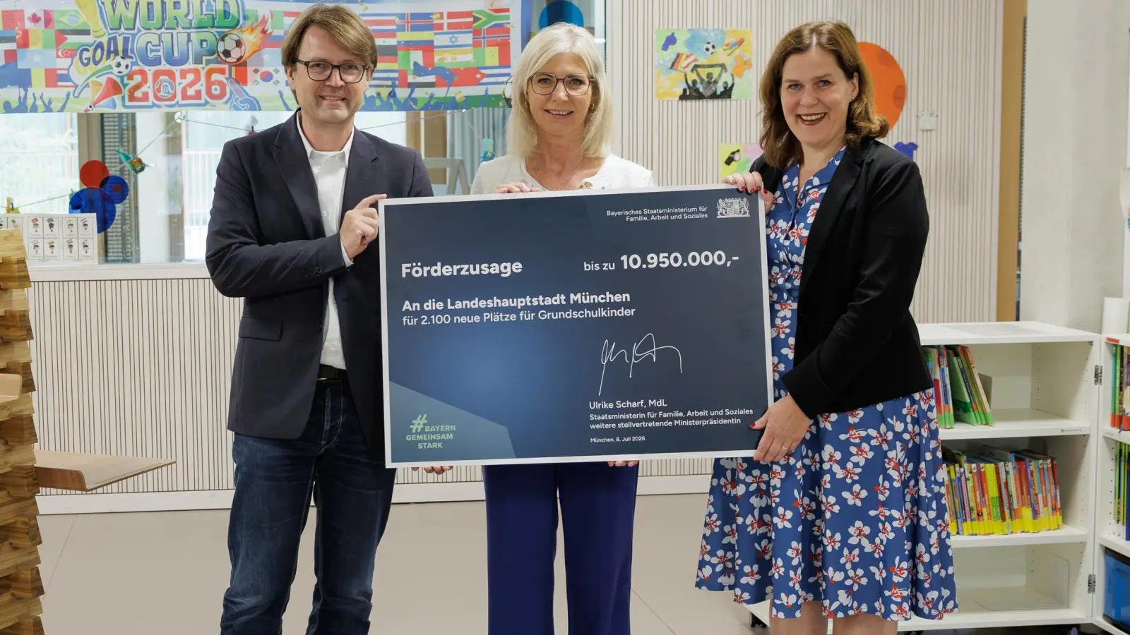 Bayerns Familienministerin Ulrike Scharf (Bildmitte) bei der Förderscheckübergabe an die Landeshauptstadt München zusammen mit Stadtschulrat Florian Kraus und Münchens Dritter Bürgermeisterin Verena Dietl. (Foto: StMAS / Schäffler)
