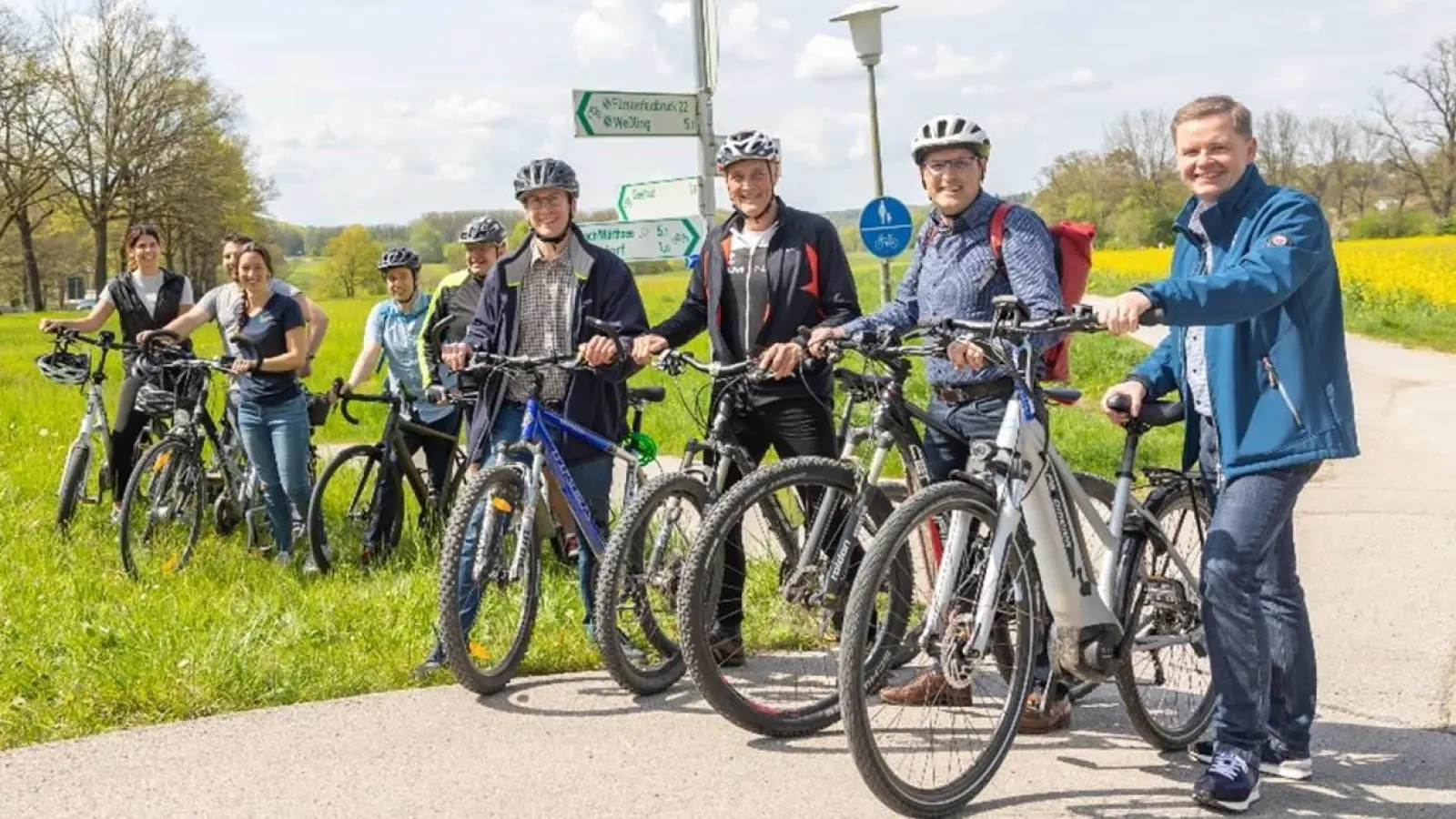 Alle haben ihr Ziel erreicht: v.r.n.l. die Bürgermeister Manfred Walter (Gilching), Michael Sturm (Weßling) und Klaus Kögel (Seefeld), Landrat Stefan Frey, gwt Geschäftsführer Christoph Winkelkötter, Rainer Lampl (Geschäftsführer Green-solutions), gwt Projektleiterin Kathrin Hortmanns, Daniel Pichlmeier (Radbeauftragter des Landratsamtes) und Melanie Widmann (Leitung des Stabs Mobilitätsprojekte im Landratsamt) (Foto: Landratsamt Starnberg)