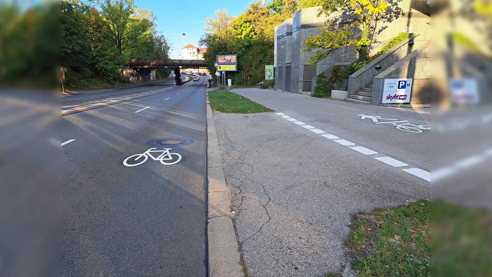 An der Chiemgaustraße hat die Stadt mehrere Maßnahmen umgesetzt, um die Verkehrssicherheit für Radfahrende und Fußgänger zu verbessern. (Foto: LHM/MOR)
