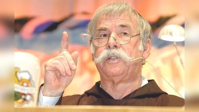 Sepp Gneißl als scheinheiliger Bruder Josef beim Truderinger Ventil.	 (Foto: Truderinger Kulturzentrum)