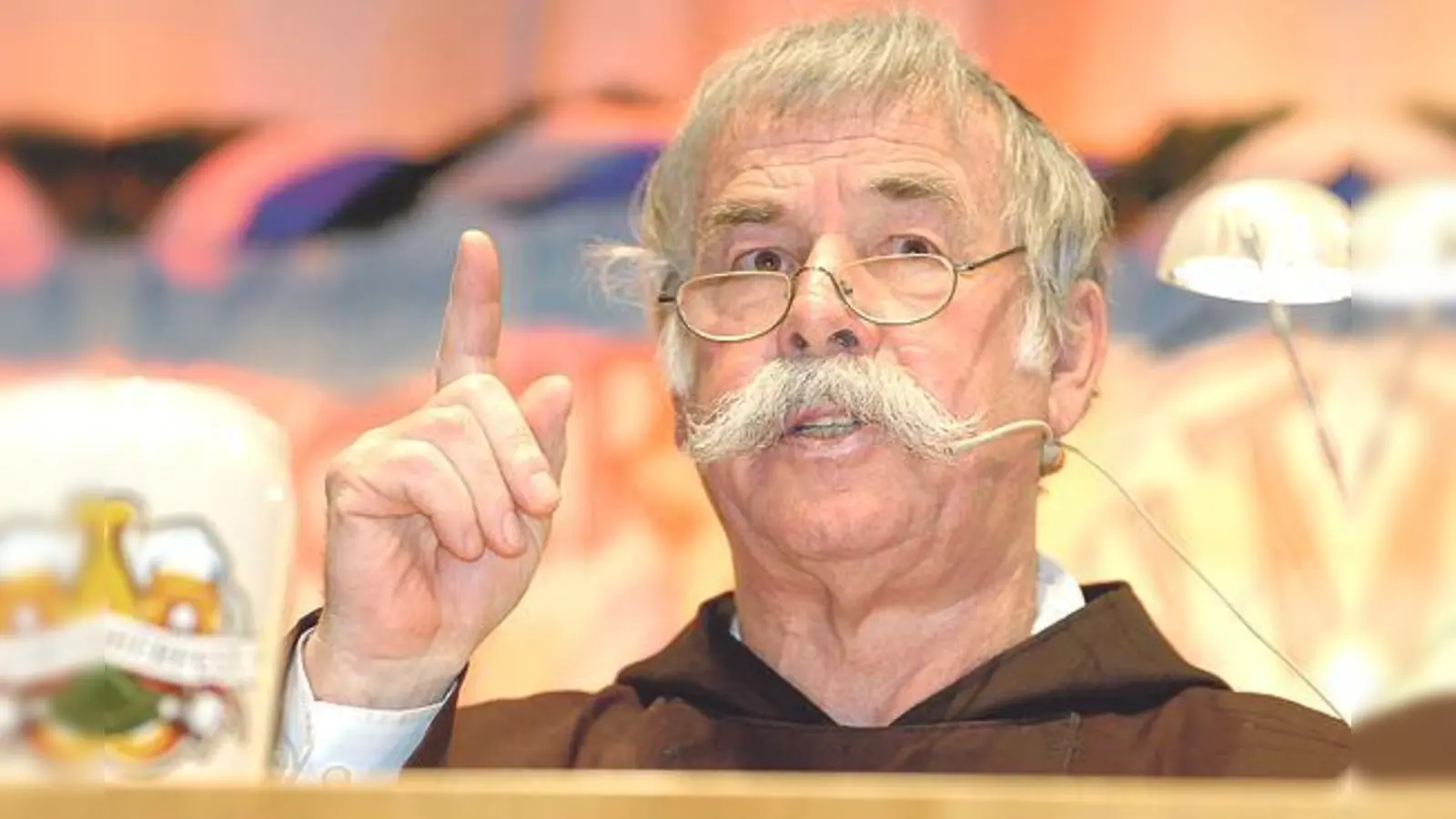 Sepp Gneißl als scheinheiliger Bruder Josef beim Truderinger Ventil.	 (Foto: Truderinger Kulturzentrum)