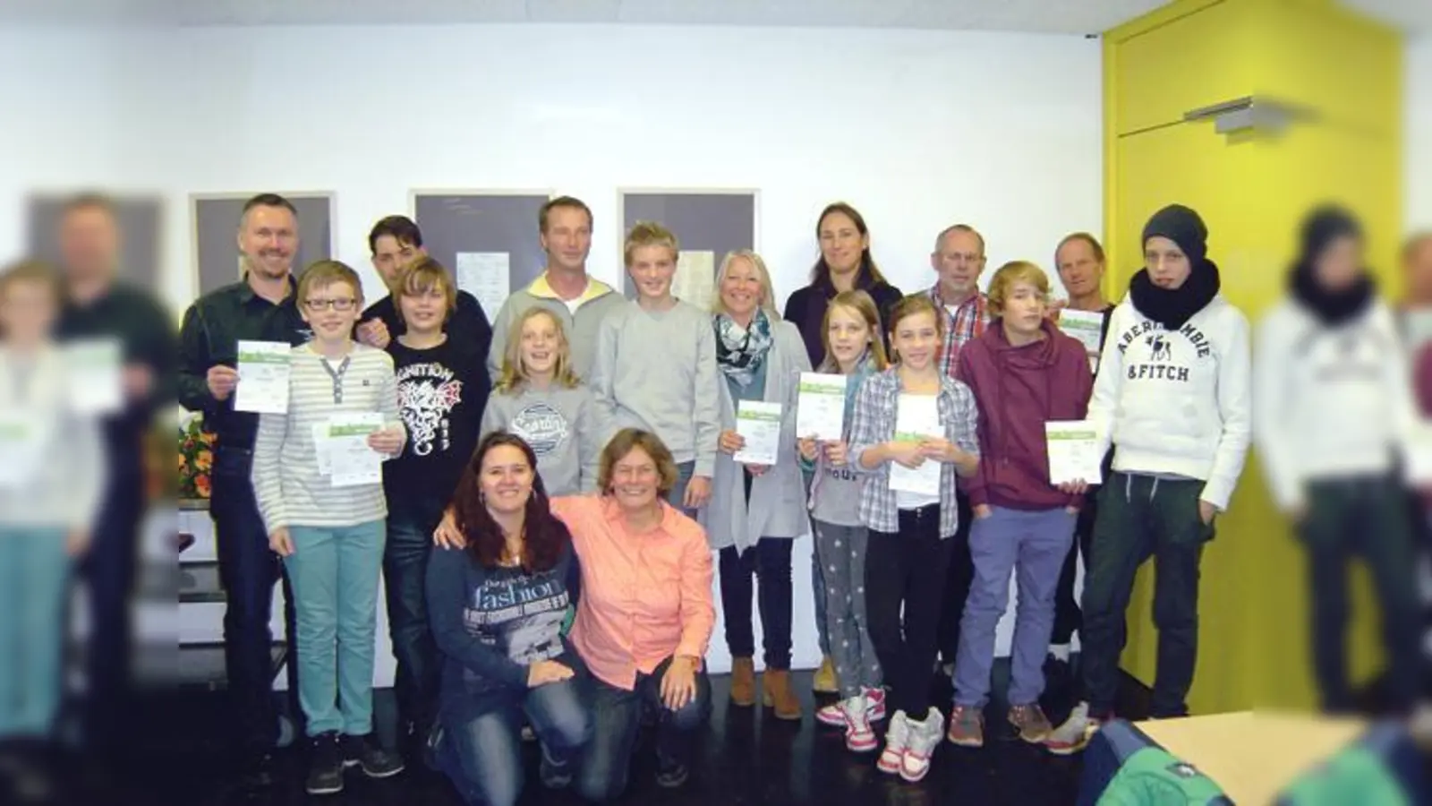 Stolz präsentieren Jung und Alt nach erfolgreicher Prüfung ihr Sportabzeichen.	 (Foto: Verein)