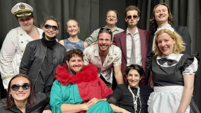 Das Ensemble des „Münchner Sommertheaters im Englischen Garten” freut sich auf viele Besucher. Diesmal gibt es „Was ihr wollt”.  (Foto: Münchn. Sommertheater i. Engl. Garten e.V.)