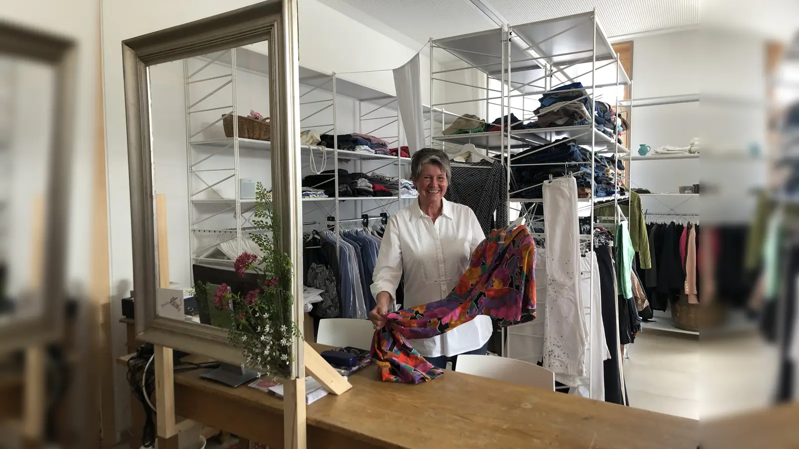 Im Secondhandladen der Nachbarschaftshilfe findet man regelmäßig chice Mode aus Zweiter Hand. Ehrenamtliche versehen hier den Dienst. (Foto: hw)
