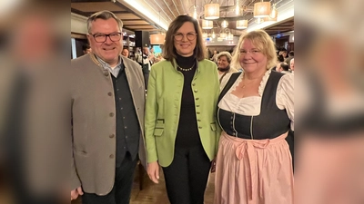 MdL Josef Schmid, Landtagspräsidentin Ilse Aigner und Bezirksrätin Barbara Kuhn dankten den Ehrenamtlichen für ihre Zeit und ihr Engagement. (Foto: Josef Schmid)