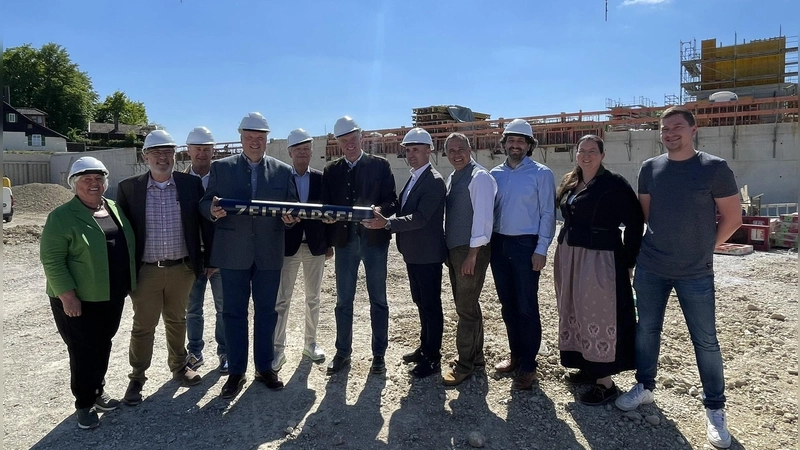 Befüllten die Zeitkapsel (von links): Barbara Bogner (Bürgermeisterin Sauerlach), Stefan Straßmair (Bürgermeister Hohenbrunn), Stefan Kern (Bürgermeister Brunnthal), Landrat Christoph Göbel, Jan Neusiedl (Bürgermeister Grünwald), Stefan Schelle (Bürgermeister Oberhaching), Hans Sienerth (Bürgermeister Straßlach-Dingharting), Ralf Peetz (Schulleiter Realschule Deisenhofen), Jürgen Vath (Schulleiter Fachoberschule Oberhaching), Dagmar Leiter (Geschäftsleiterin Zweckverband Staatliche weiterführende Schulen im Süden des Landkreises München), David Teufl (Stellvertretende Geschäftsleitung Zweckverband Staatliche weiterführende Schulen im Süden des Landkreises München). (Foto: Gemeinde Oberhaching)
