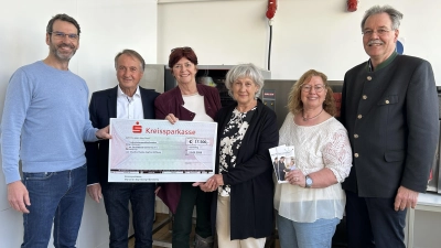 Bei der Übergabe der Spende konnten sich der stellvertretende Vorsitzende der Stiftung Anton Sedlmayr (2.v.li.), die Mitglieder des Kuratoriums Sonja Thiele (3.v.li.) und Anita Schindler (3.v.re.) mit Sozialdienst-Vorstand Michael Wagner (li.), Ressortleitung KarinKorten (2.v.re.) und Aufsichtsratsvorsitzendem Christian Ganslmeier (re.) von der verbesserten Situation überzeugen.  (Foto: Sozialdienst Germering e.V.)