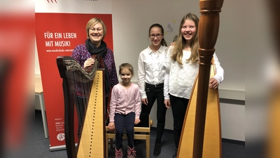Gleich drei junge Harfinistinnen aus der Klasse von Carolin Gruber gingen für die Vaterstettener Musikschule an den Start und nahmen in unterschiedlichen Altersgruppen am Regionalwettbewerb teil.  (Foto: VA)