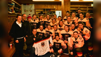 Die Mannschaftsärzte der Klinik für Kardiologie und internistische Intensivmedizin in der München Klinik Bogenhausen feierten gemeinsam mit den U18-Eishockeydamen den Sieg gegen Frankreich, der den Weg ins Finale und schließlich zum Weltmeistertitel ebnete. (Foto: München Klinik)