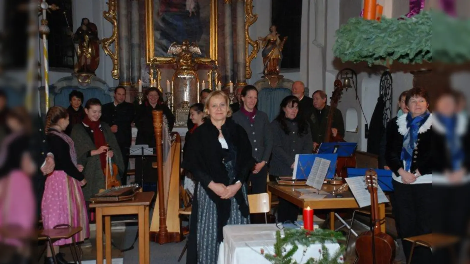 Bezirksrätin Gabriele Off-Nesselhauf (Mitte) trug bereits letztes Jahr besinnliche Texte rund um Adventsbräuche vor. (Foto: H. Kürzl)