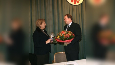 Der Ehrengast der Bürgerversammlung, Landrätin Johanna Rumschöttel, kam trotz Geburtstag. Christoph Göbel überbrachte ihr die Glückwünsche der Gemeinde. (Foto: US)