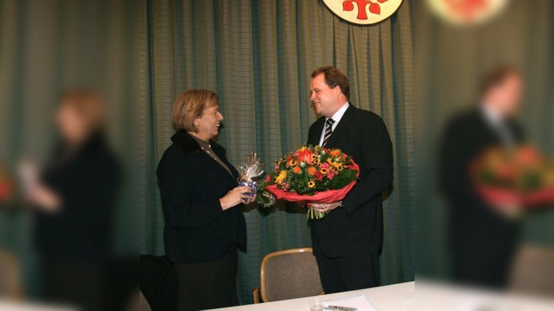 Der Ehrengast der Bürgerversammlung, Landrätin Johanna Rumschöttel, kam trotz Geburtstag. Christoph Göbel überbrachte ihr die Glückwünsche der Gemeinde. (Foto: US)