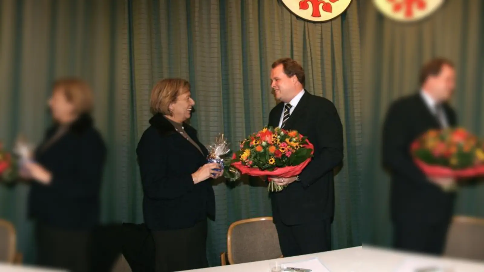 Der Ehrengast der Bürgerversammlung, Landrätin Johanna Rumschöttel, kam trotz Geburtstag. Christoph Göbel überbrachte ihr die Glückwünsche der Gemeinde. (Foto: US)