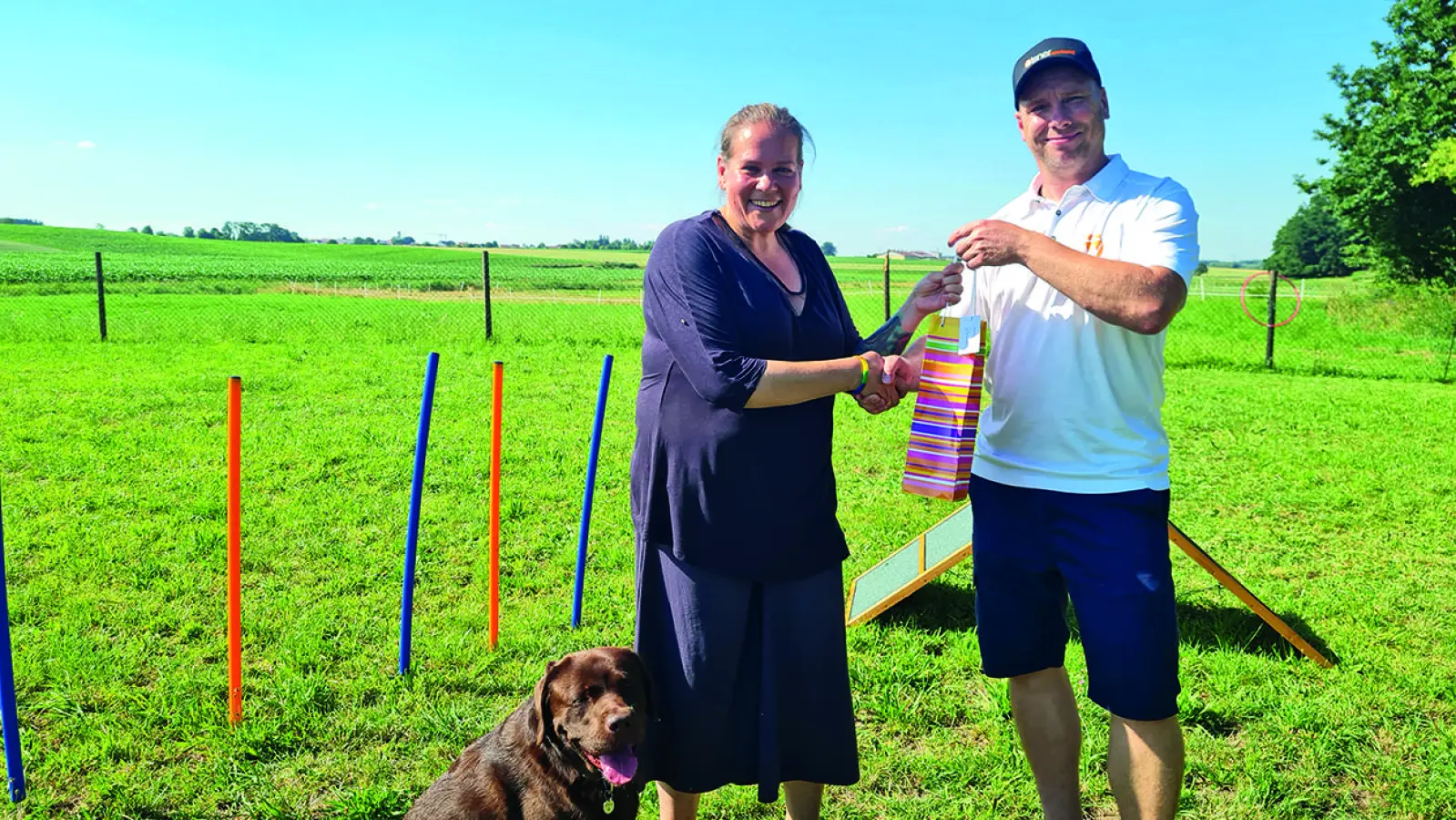 1. Vorstand Marcus Ölsner heißt Alexandra Völkel von der Hundeschule Völkel herzlich willkommen im Erdweger Gewerbeverein. (Foto: EGV)
