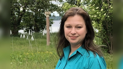 Die Künstlerin Olga Golos bei der Vernissage ihrer Ausstellung im Park der Evangelischen Akademie Tutzing. (Foto: Mrozek-Abraham / Evangelische Akademie Tutzing)