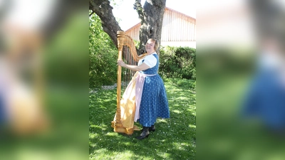 Elisabeth Grandl zählt zu den bekanntesten Harfenistinnen in der traditionellen Volksmusik. (Foto: VA)
