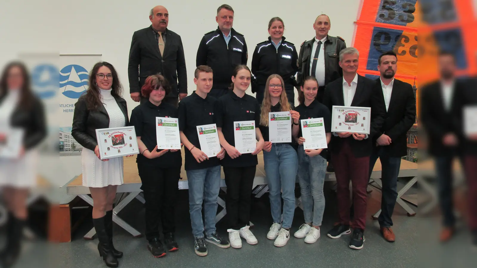 Die Jugendlichen bei der Zertifikatübergabe mit v.l. Katharina Casper, Schulleiterin Mittelschule Herrsching, Tilo Stock, S-Bahn München, Steffen Quaas, Leiter der Bundespolizeiinspektion München, Juliane Albrecht, Trainerin Bundespolizei, Klaus Figur, Trainer S-Bahn München, Christian Schmitz, Schulleiter Realschule Herrsching und Peter von Dalwigk, Betreuungslehrer Realschule Herrsching.<br><br> (Foto: red)