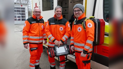 Eine Schicht im Einsatz: Kreisgeschäftsführer Dirk Lorscheider (Mitte) mit Peter Lanzer (links) und Yannick Nieland vom Rettungsdienst des BRK Starnberg. (Foto: BRK)