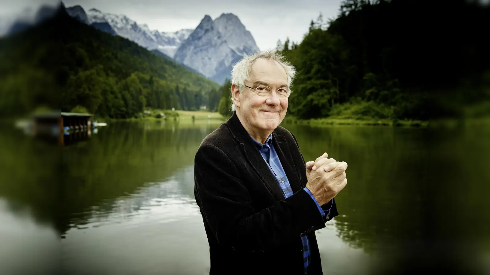 Die Berge als Schauplatz kriminell guter Geschichten: Autor Jörg Maurer am Riessersee in Garmisch. (Foto: Gaby Gerster)