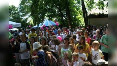 Das vierte Entenrennen im letzten Jahr sahen 800 Besucher (Foto). Insgesamt 1200 Enten gingen ins Wasser. „Das war bisherige Rekord“, schwärmte Vereinsvorsitzende Beate Dürrschmidt. Auch 2009 steht das Entenrennen im Mittelpunkt der Vereinsaktivitäten. (Foto: US)