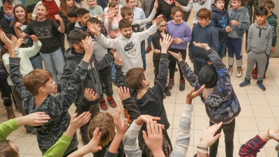 Hände hoch und den Körper zum Takt bewegen - die Christian-Morgenstern-Schüler lehrten ihren italienischen Freunden den Schultanz. (Foto: Engelhardt)