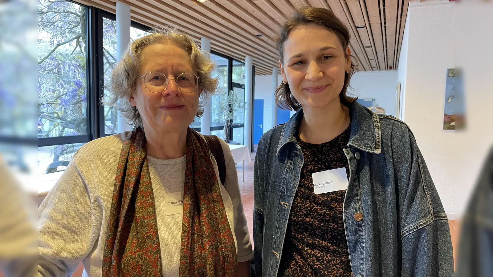 Die Eine-Welt-Regionalpromoterin Leonie Müller (r.) ist bei der Indienhilfe von Elisabeth Kreuz (l.) angestellt. (Foto: pst)
