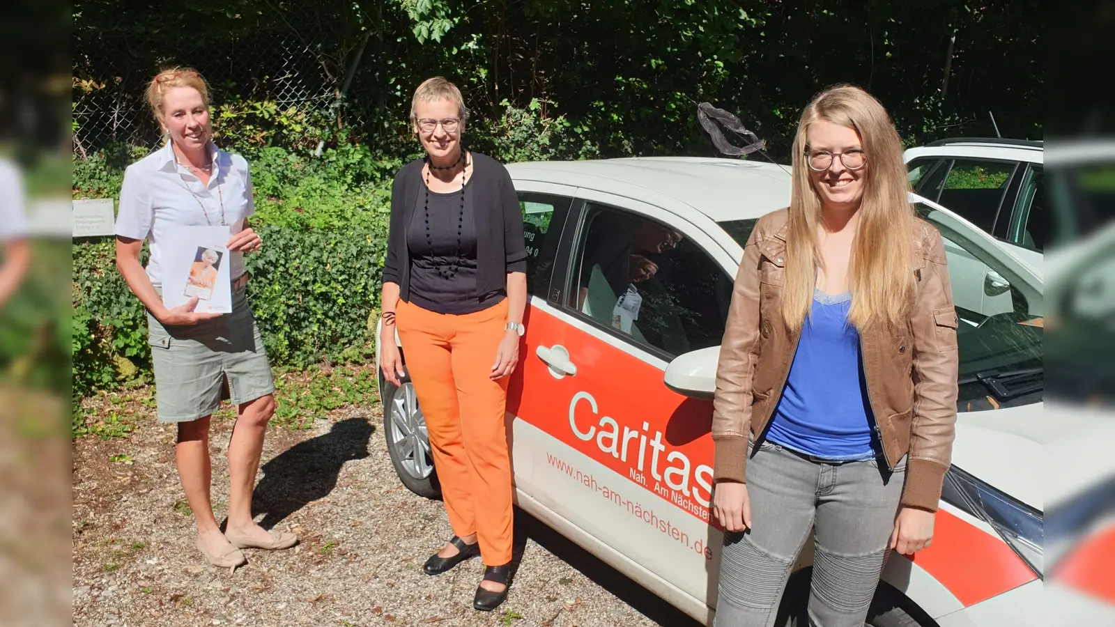 Eine Intensivierung der Zusammenarbeit im Bereich Hausnotruf vereinbarten Caritas und Malteser für den Landkreis Erding (v.l.): Malteser Vertriebsmitarbeiterin Claudia Schweiger, Barbara Gaab, Caritas Kreisgeschäftsführerin, und Lisa Empl, Caritas Pflegedienstleitung.  (Foto: Malteser Erding)