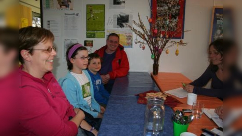 Stefanie und Johannes Karos (Mitte) kamen mit ihren Eltern Ingrid Karos und Stephan Dengler zur Kinder- und Jugendsprechstunde, um die Dinge, die sie betreffen, anzusprechen. Rechts: Stefanie Junggunst. (Foto: tg)