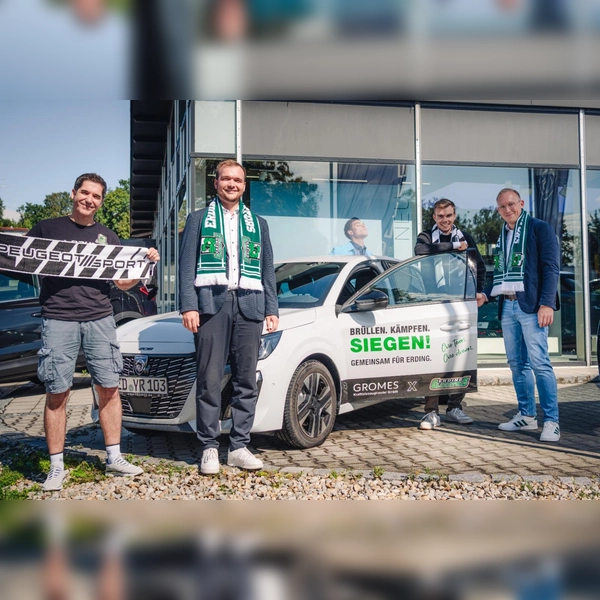 Freuen sich auf die Partnerschaft (von links): Jan Langer (Sponsoring Erding Gladiators), Samuel Gromes, Kevin Dierks (Geschäftsführer Erding Gladiators) und Stefan Reis (Geschäftsführer Gromes Kraftfahrzeughandel GmbH). (Foto: Erding Gladiators)