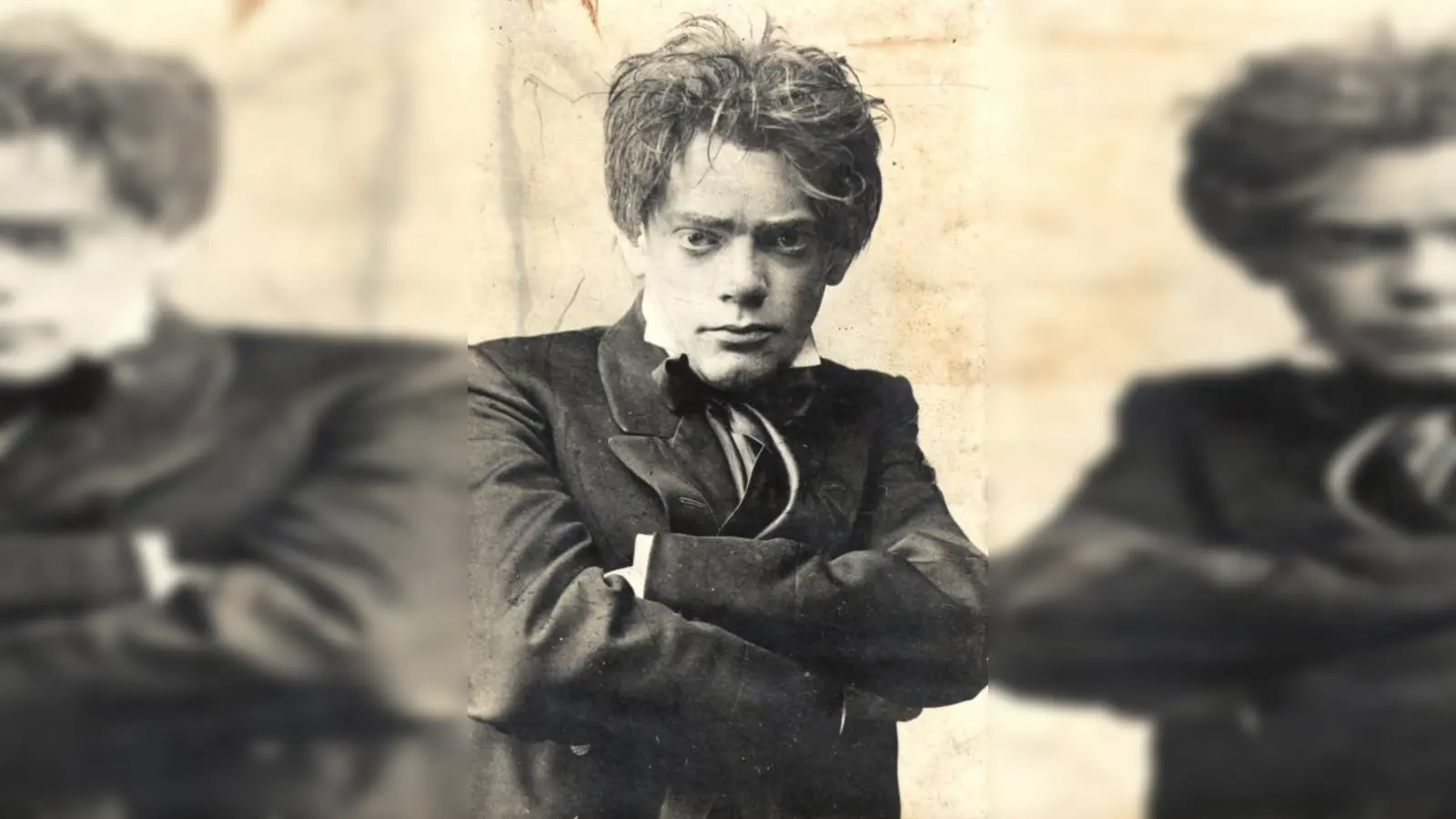 Karl Valentin in angedeuteter Pose und Maske Ludwig van Beethovens, um 1907. (Foto: Deutsches Theatermuseum Münche)