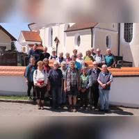 Die rund 25 Teilnehmerinnen und Teilnehmer erfuhren allerhand Bemerkenswertes über die Orte entlang der Route. (Foto: Herbert Moser )