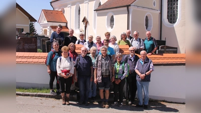 Die rund 25 Teilnehmerinnen und Teilnehmer erfuhren allerhand Bemerkenswertes über die Orte entlang der Route. (Foto: Herbert Moser )