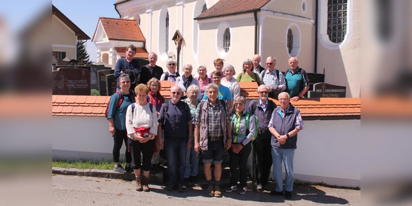 Die rund 25 Teilnehmerinnen und Teilnehmer erfuhren allerhand Bemerkenswertes über die Orte entlang der Route. (Foto: Herbert Moser )
